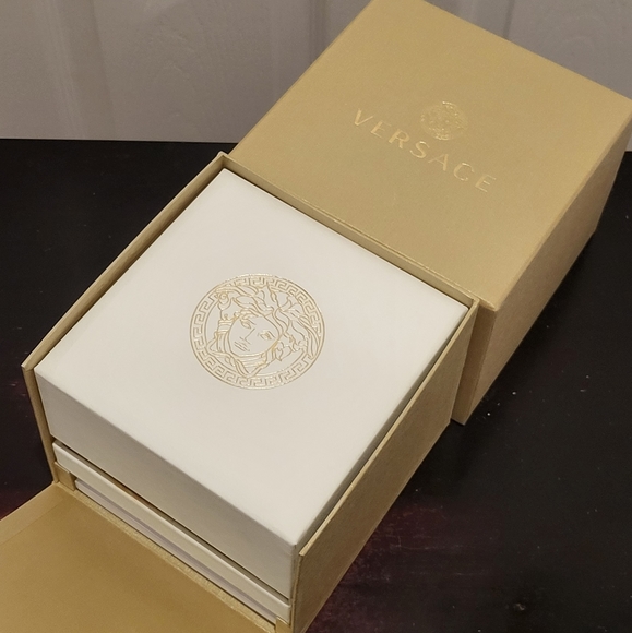 VERSACE Reve Chronograph Diamond Leather Strap Watch -UNISEX - Picture 8 of 8